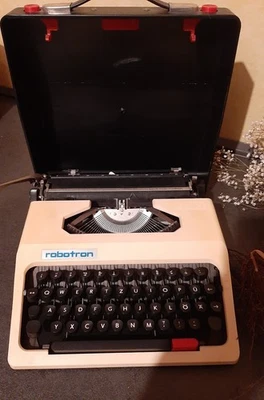 Reiseschreibmaschine Robotron Cella DDR Vintage,  im Koffer Ostalgie - Bild 1 von 3