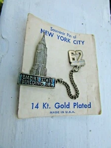 VINTAGE EMPIRE STATE BUILDING NEW YORK CITY 14KT VERGOLDETE PIN AUF ORIGINAL AUTO - Bild 1 von 5