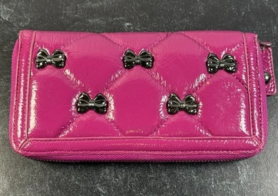 Cartera Betsey Johnson Magenta Acolchada Charol Negro Lazo Tachuelas Cremallera Alrededor Foto 1 de 4