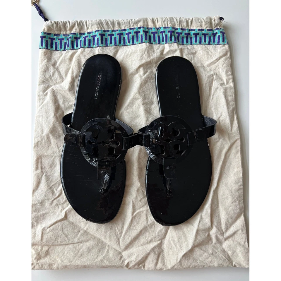 Sandalias Tory Burch Miller Talla 7 Logo Negro Charol Tanga Chanclas Planas Foto 1 de 4