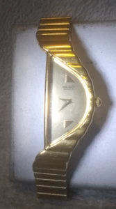 Seiko Quarzuhr Damen 1F20-5D59 Halbmond asymmetrisch neuer Schläger läuft super!! - Bild 1 von 15