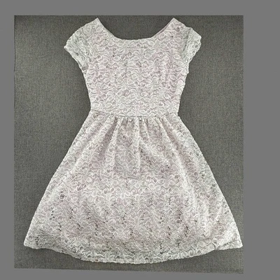 Vestido de fiesta/noche Roz & Ali ajustado y acampanado mangas cortas forro lavanda blanco Foto 1 de 4