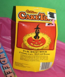 Vintage Wilton 2 Stück verrückte Hexe und Besen Kuchen Topper Dekoration 2113-6118 - Bild 1 von 4