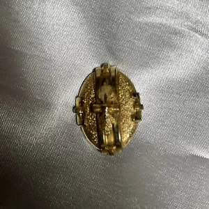 Kleine antike viktorianische goldgefüllte ovale gestippte Brosche mit Blättern um 1880 - Bild 1 von 2