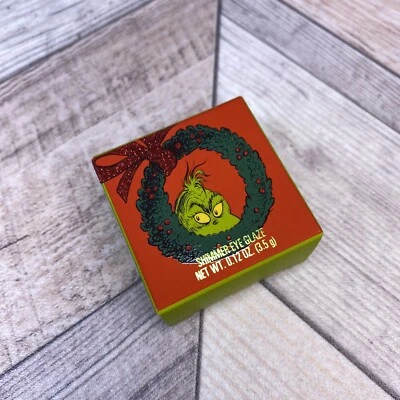 Kylie Jenner Cosmetics Lil Grinch Brillo Esmalte de Ojos El Grinch En Mano Foto 1 de 4