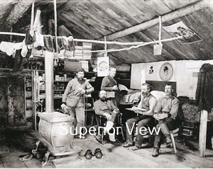 Antiguo campamento de tala interior leñadores campamento madera campamento litera estufa calcetines WOW - Imagen 1 de 1