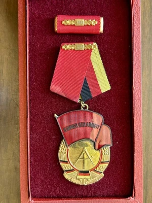 Bandera del Trabajo de Alemania Oriental 3ª Clase Medalla Decoración RDA RDA Banner der Werk Foto 1 de 4