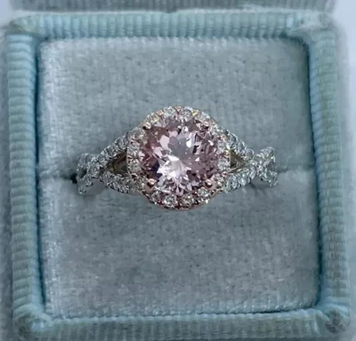 Alianza de boda con halo de corte redondo de 3,00 quilates de morganita creada en laboratorio enchapada en oro blanco de 14 quilates Foto 1 de 4