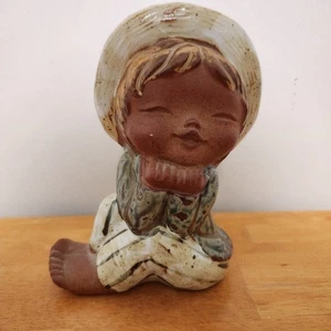 Statuina vintage Hankyu argilla rossa Giappone ragazzo sorridente 6,5" UCTCI - Foto 1 di 6