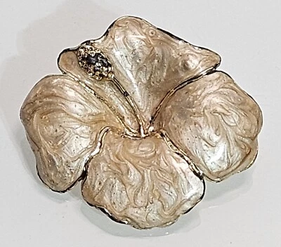 Broche prendedor JYVOTI Hibisco Crema Remolino Esmalte Borde Dorado Firmado De Colección Foto 1 de 4