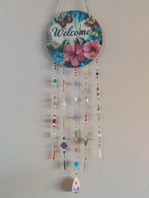 Carillón de viento de bienvenida de hibisco/atrapapeles con cuentas de vidrio y acrílico y un dije de mariposa Foto 1 de 4