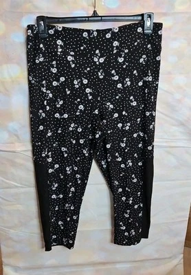 No Boundaries Size XXL/2XG (19) Juniors Black Floral High-Rise Capri Leggings - Image 1 of 4