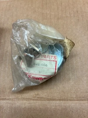 NOVA tampa do tanque de combustível Kawasaki KH100 KV100 MC1 G3 G4 G5 G7 G31M C2SS C2TR 51048-006 - Imagem 1 de 4