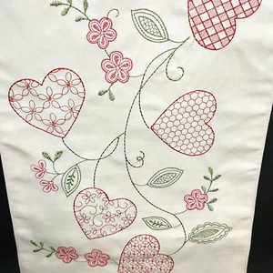 Nicole Miller Home Table Runner 72” X 14” rojo blanco rosa corazones nuevo con etiquetas - Imagen 1 de 7