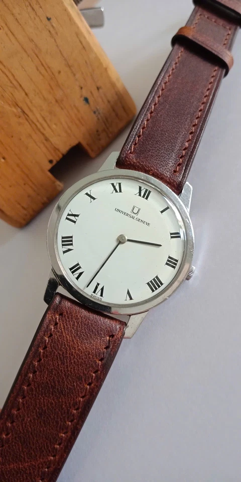 Reloj vintage universal geneve años 70-hecho en Suiza, cuerda manual para unisex Foto 1 de 4