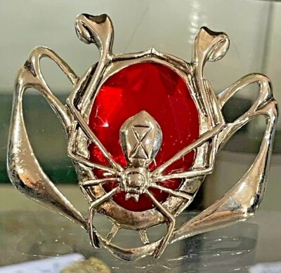 Anillo Grande Piedra Plástica Roja Araña Viuda Negra Tono Plata Halloween Talla 10 Foto 1 de 4