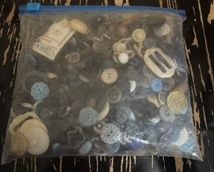 Quart Size Bag Of Vintage Buttons - Picture 1 of 1
