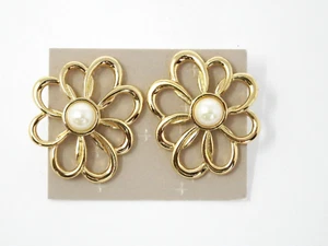 Vintage Avon Daisy Bouquet Pierced Earrings - Picture 1 of 5