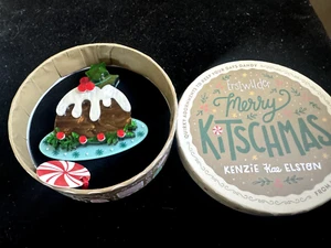 ERSTWILDER PUDDING FOR ALL KITSCHMAS COLLECTION CHRISTMAS RESIN BROOCH - Picture 1 of 3