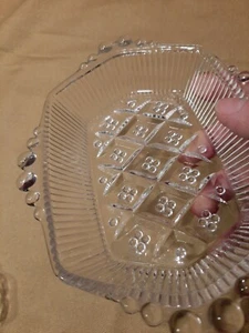 De colección Vidrio Transparente Relish Caramelo Condimento Plato 6 Caras con Asas, Base Ornamentada - Imagen 1 de 7