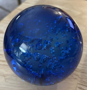 VETRO artistico soffiato a mano blu cobalto soffiato a mano bolle controllate PESO CARTA - Foto 1 di 3