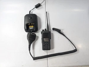 Motorola XPR7580e AAH56UCN9RB1AN Two Way Radio w/ Mic, Charger & Antenna - Zdjęcie 1 z 9