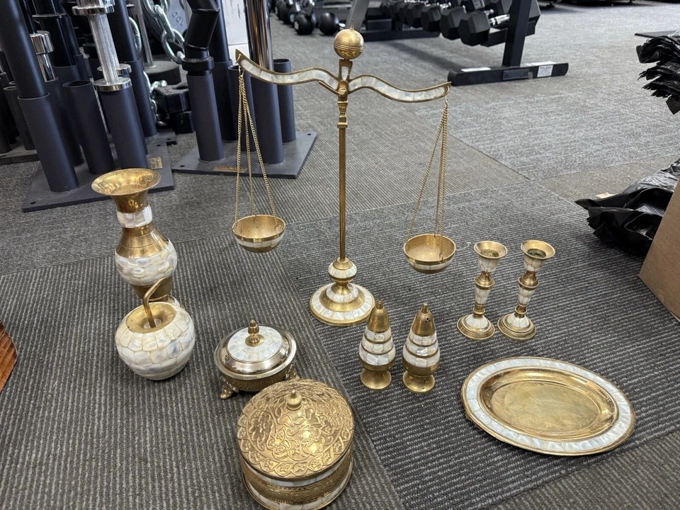 Latón indio vintage con incrustaciones de madreperla Foto 1 de 4