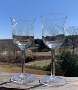 Set Of 2 Vintage Glass Crystal Wine Water Goblet Wreath Etched Design 7.75" Tall - Photo 1/3