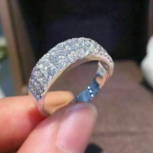 Anillo banda de boda moissanita de corte redondo de tres filas enchapado en oro blanco 14K - Imagen 1 de 6