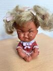 schmollende kleine Gummi Puppe Mädchen lockige Haare 60er/70er Jahre Vintage