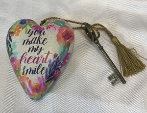 DEMDACO Art Hearts- You make my Heart Smile- Key Props Up Heart- Caroline Simas - Picture 1 of 11