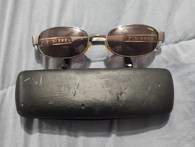 Gafas de sol Guess vintage: lentes tintadas, logotipos frontal y lateral del marco de metal Foto 1 de 4