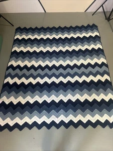 Coperta all'uncinetto vintage fatta a mano bianca blu chevron afgana 5 1/2 piedi x 6 piedi - Foto 1 di 7