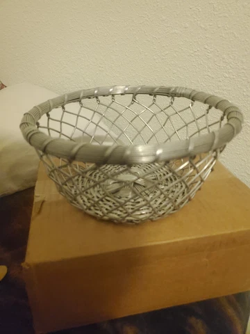 Vtg Wire fruit, egg Basket, Great Fruit Basket, 8" x 8" Cover