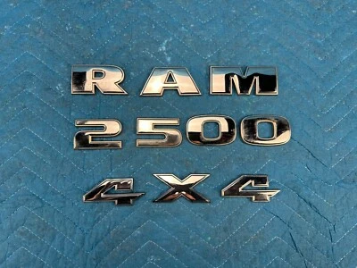 RAM 2500 Placa de identificación "RAM" "2500" "4x4" Juego de 3 piezas 2015 OEM Foto 1 de 4