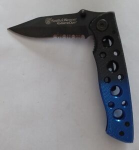 Smith & Wesson Folding Pocket Knife Extreme Ops Black and Blue Handle CK111S