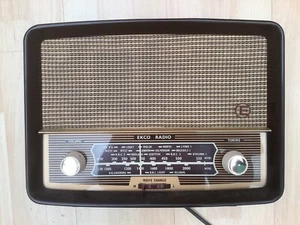 Vintage Ekco Mod U245. Bakelite long & medium wave radio. - Picture 1 of 3