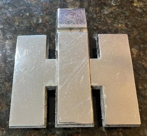 Adorno capucha metal vintage International Harvester emblema grande - Imagen 1 de 9