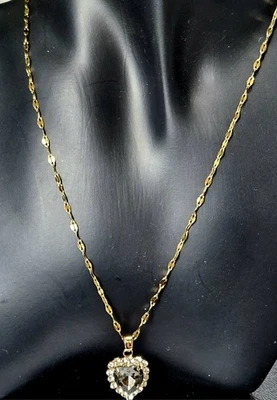 Collar de cadena tono dorado colgante en forma de corazón cristales grises y blancos J14-3553 Foto 1 de 4