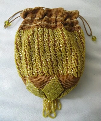 Antigua cartera forrada de cuero con borla de cuentas amarillas de ganchillo marrón mostaza para niños Foto 1 de 4