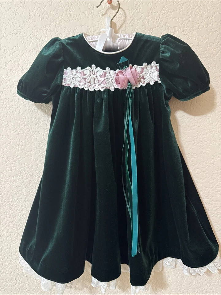Vestido feminino manga curta veludo verde floresta escura edições raras tamanho 3T acabamento em renda - Imagem 1 de 4