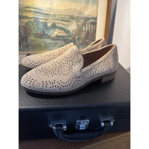 Clarks Damen-Loafer Trish Calla sandfarben Wildleder Smoking perforiert 6,5 W 37 - Bild 1 von 8