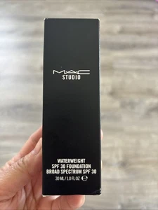 MAC Studio Waterweight Foundation. SPF30 . NW35. 30ml/1fl oz - Picture 1 of 1
