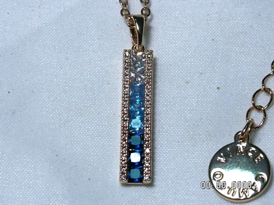 ...VINCE CAMUTO...Collar Colgante Tono Dorado Transparente 7 Cristales Tono Azul... Foto 1 de 4