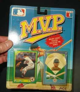 MLB M.V.P. TARJETA DE LIGA MAYOR GREGGG OLSON Y PIN DE COLECCIONISTA ACE NOVEDAD ORIOLES - Imagen 1 de 3