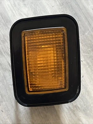 2003 2004 2005 2006 2007 HUMMER H2 FRONT RIGHT TURN SIGNAL OEM - Image 1 of 2