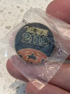¡Raro! ¡Sellado! Prendedor de concierto RUSH 2112 vintage de banda de los 80 sombrero/solapa - Imagen 1 de 2