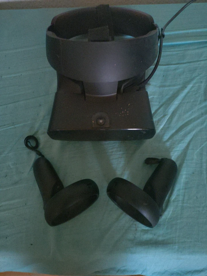 Oculus Rift S Komplettset - VR - Brille, 2 Controller, 5m Kabel - Bild 1 von 1