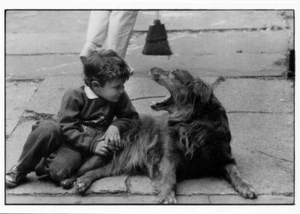 Tarjeta postal Dog & Boy, Brooklyn, Nueva York 1985•Foto de Carla Gahr - Imagen 1 de 1