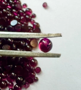 Natural Rhodolite Garnet – Round Cabochon 2.15–3.5 mm 30 pcs - Picture 1 of 12